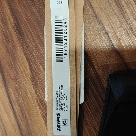 SKIMS Ultimate Push-Up Plunge Bra - Picture 13 of 15